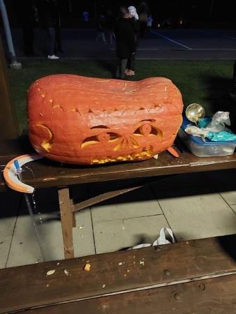 Tradiční dlabání dýní u kulturního domu oslavilo Haloween