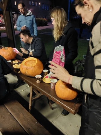 Tradiční dlabání dýní u kulturního domu oslavilo Haloween