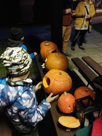 Tradiční dlabání dýní u kulturního domu oslavilo Haloween