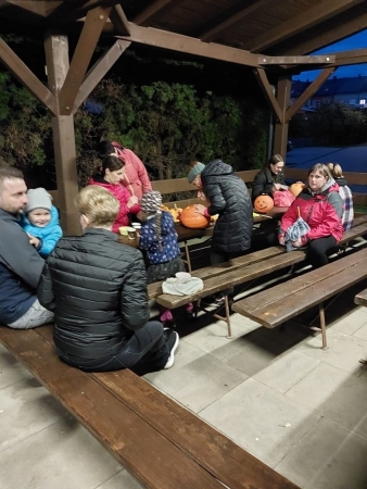Tradiční dlabání dýní u kulturního domu oslavilo Haloween