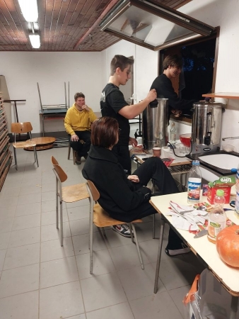 Tradiční dlabání dýní u kulturního domu oslavilo Haloween