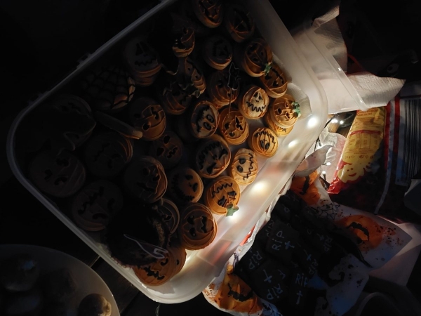 Tradiční dlabání dýní u kulturního domu oslavilo Haloween