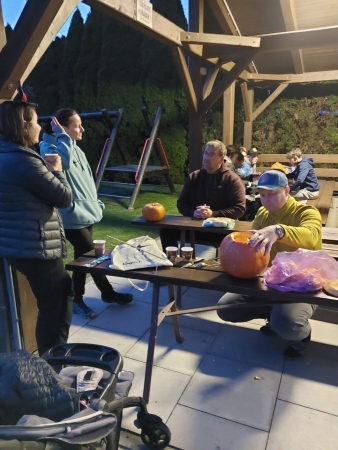 Tradiční dlabání dýní u kulturního domu oslavilo Haloween