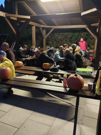 Tradiční dlabání dýní u kulturního domu oslavilo Haloween