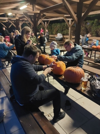 Tradiční dlabání dýní u kulturního domu oslavilo Haloween