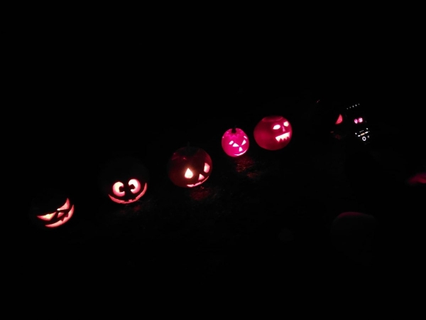 Tradiční dlabání dýní u kulturního domu oslavilo Haloween