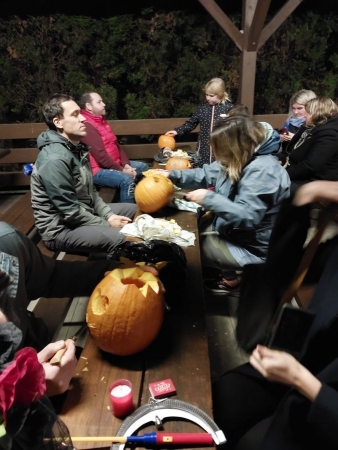 Tradiční dlabání dýní u kulturního domu oslavilo Haloween