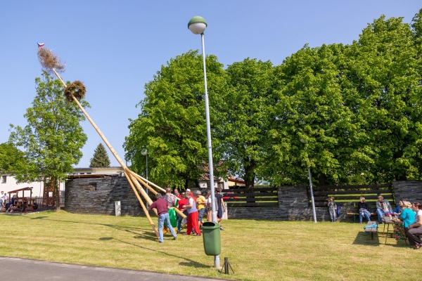 Kácení máje bylo spojeno s oslavami 135 let od založení místního hasičského sboru