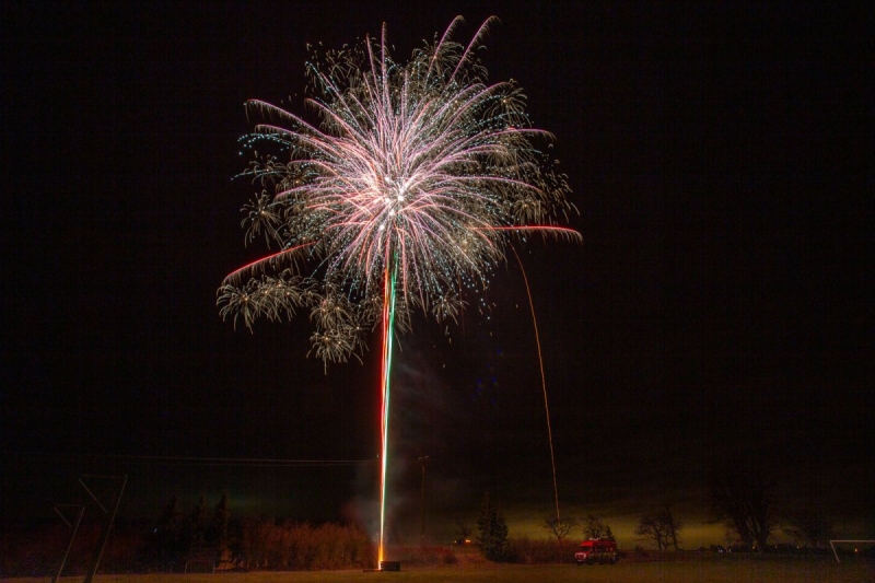 Obec přivítala nový rok ohňostrojem, na fotbalovém hřišti ho pozorovaly desítky občanů