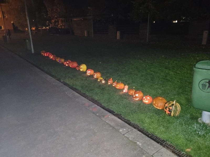 Tradiční dlabání dýní vyvrcholilo lampiónovým průvodem