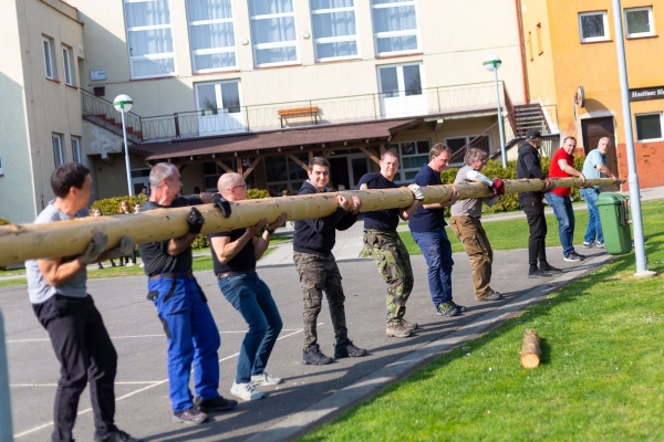 Po dvouleté pauze stojí za kulturním domem májka