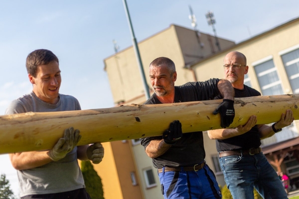 Po dvouleté pauze stojí za kulturním domem májka