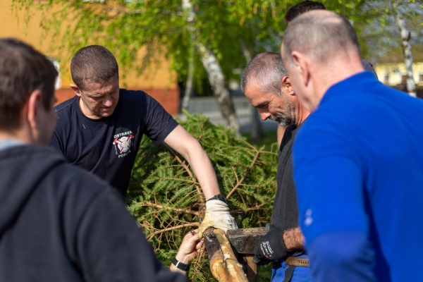 Po dvouleté pauze stojí za kulturním domem májka