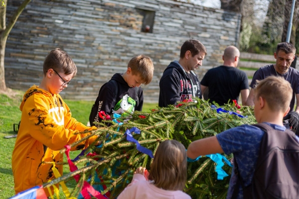 Po dvouleté pauze stojí za kulturním domem májka