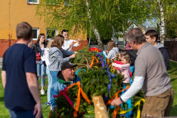 Po dvouleté pauze stojí za kulturním domem májka