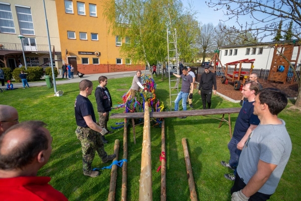 Po dvouleté pauze stojí za kulturním domem májka