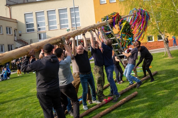 Po dvouleté pauze stojí za kulturním domem májka
