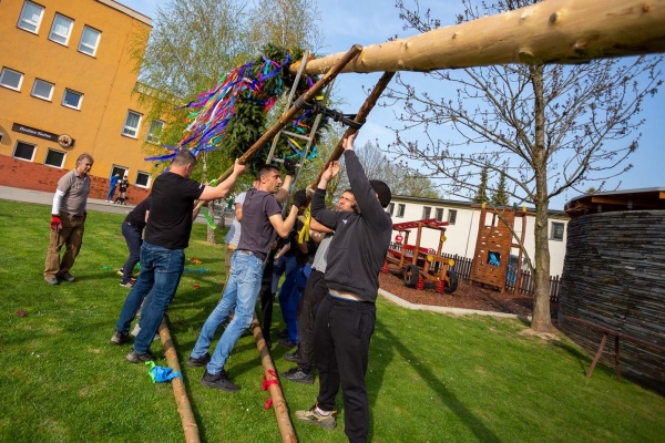 Po dvouleté pauze stojí za kulturním domem májka