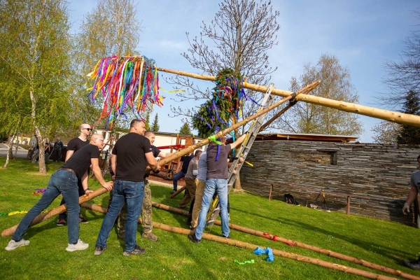 Po dvouleté pauze stojí za kulturním domem májka