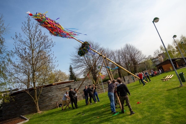 Po dvouleté pauze stojí za kulturním domem májka