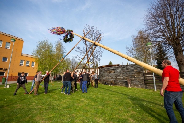 Po dvouleté pauze stojí za kulturním domem májka