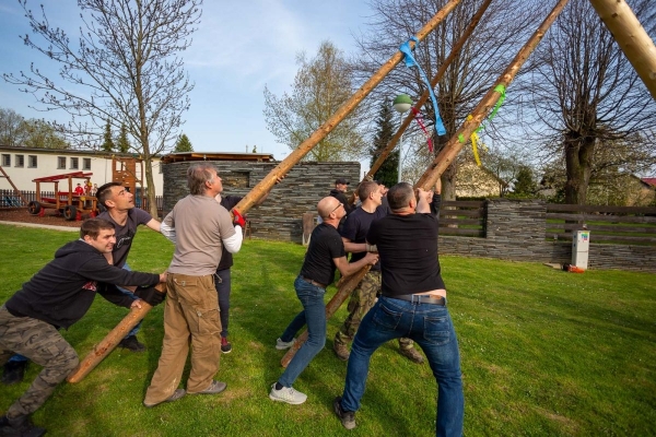 Po dvouleté pauze stojí za kulturním domem májka