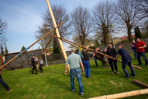 Po dvouleté pauze stojí za kulturním domem májka