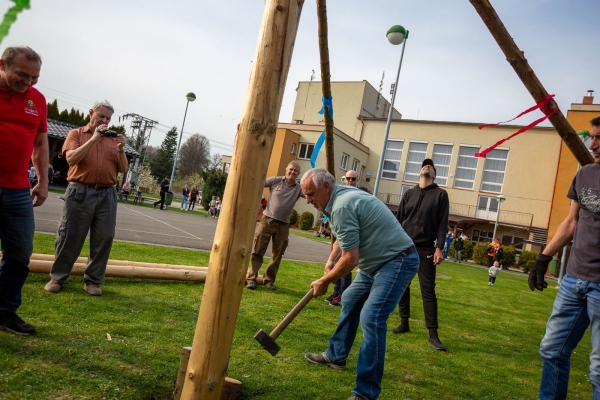 Po dvouleté pauze stojí za kulturním domem májka