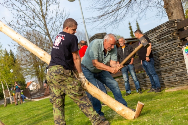 Po dvouleté pauze stojí za kulturním domem májka