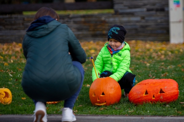 Haloweenské dlabání dýní bylo ukončeno lampionovým průvodem