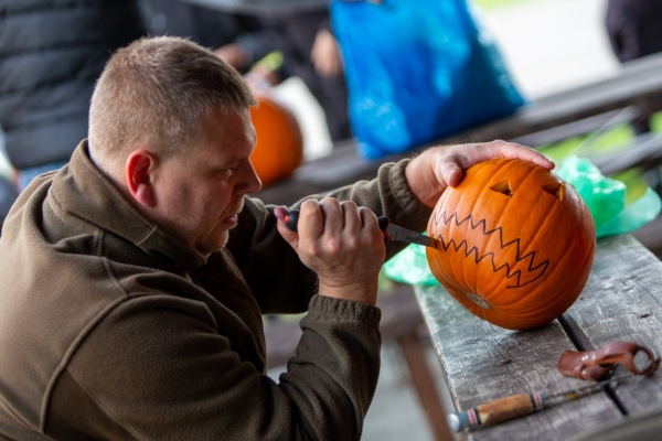 Haloweenské dlabání dýní bylo ukončeno lampionovým průvodem