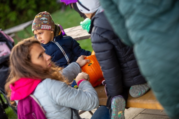 Haloweenské dlabání dýní bylo ukončeno lampionovým průvodem