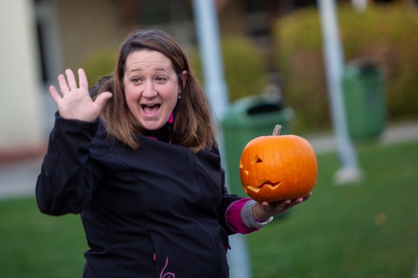 Haloweenské dlabání dýní bylo ukončeno lampionovým průvodem