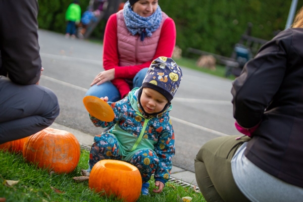 Haloweenské dlabání dýní bylo ukončeno lampionovým průvodem