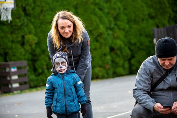 Haloweenské dlabání dýní bylo ukončeno lampionovým průvodem