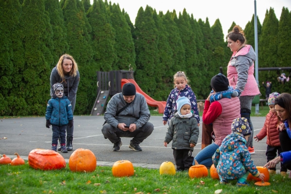 Haloweenské dlabání dýní bylo ukončeno lampionovým průvodem