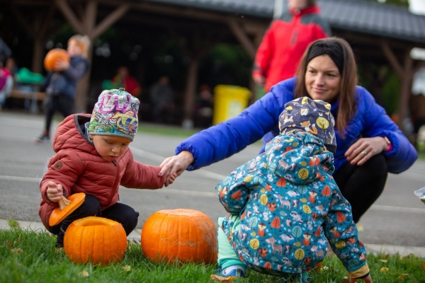 Haloweenské dlabání dýní bylo ukončeno lampionovým průvodem