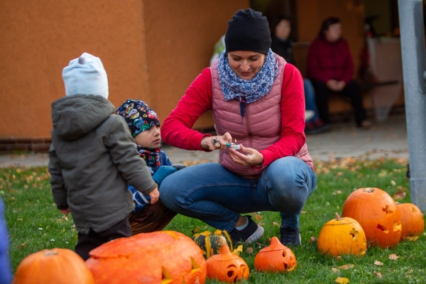 Haloweenské dlabání dýní bylo ukončeno lampionovým průvodem