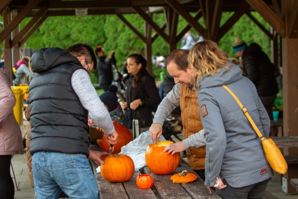 Haloweenské dlabání dýní bylo ukončeno lampionovým průvodem