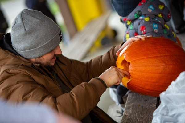 Haloweenské dlabání dýní bylo ukončeno lampionovým průvodem