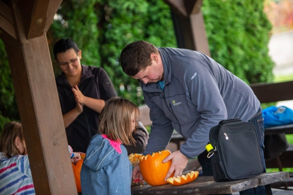 Haloweenské dlabání dýní bylo ukončeno lampionovým průvodem
