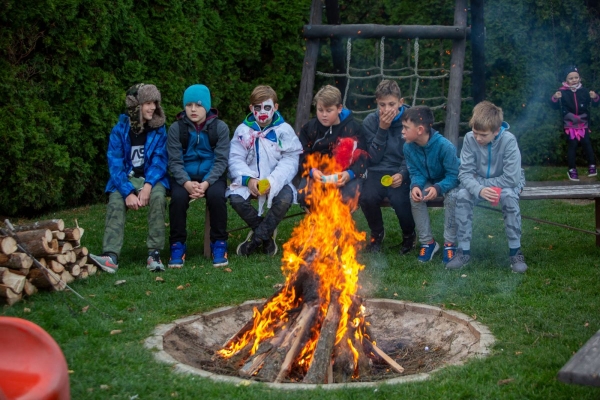 Haloweenské dlabání dýní bylo ukončeno lampionovým průvodem