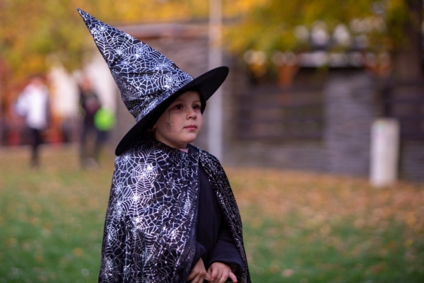 Haloweenské dlabání dýní bylo ukončeno lampionovým průvodem