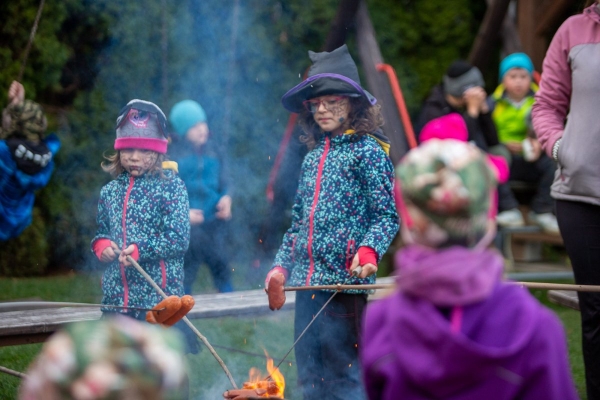 Haloweenské dlabání dýní bylo ukončeno lampionovým průvodem