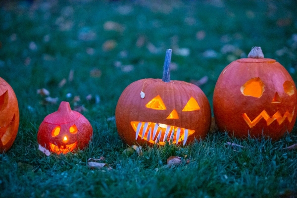 Haloweenské dlabání dýní bylo ukončeno lampionovým průvodem