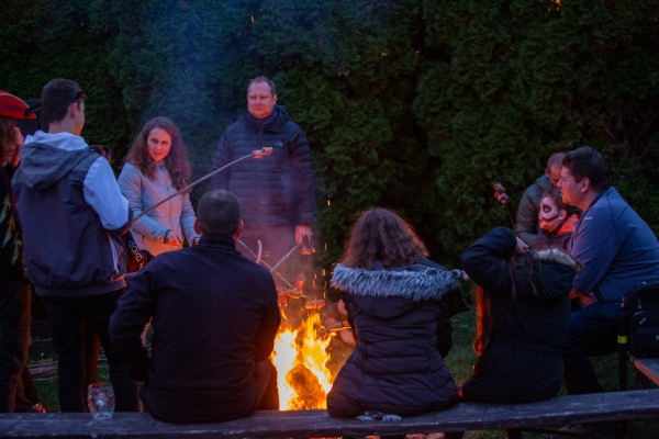 Haloweenské dlabání dýní bylo ukončeno lampionovým průvodem