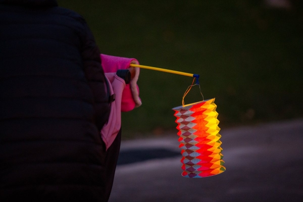Haloweenské dlabání dýní bylo ukončeno lampionovým průvodem