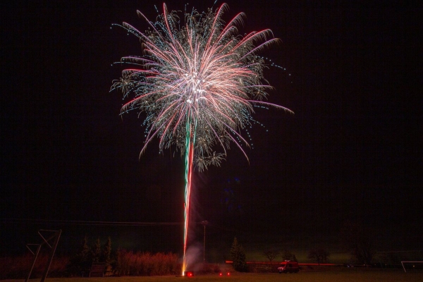 Obec přivítala nový rok ohňostrojem, na fotbalovém hřišti ho pozorovaly desítky občanů