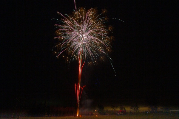Obec přivítala nový rok ohňostrojem, na fotbalovém hřišti ho pozorovaly desítky občanů