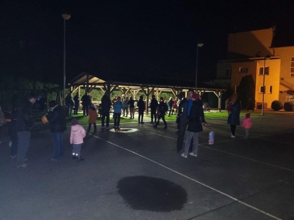 Tradiční dlabání dýní vyvrcholilo lampiónovým průvodem